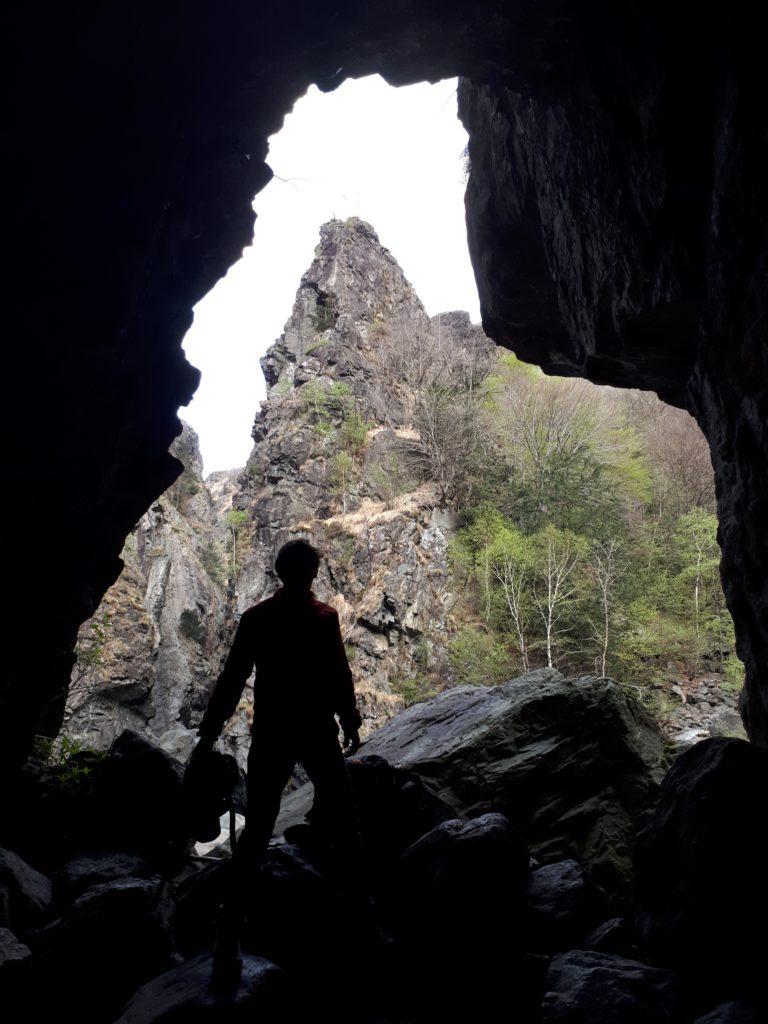 l'imbocco della grotta dell'Arca, dove abbiamo trascorso la notte