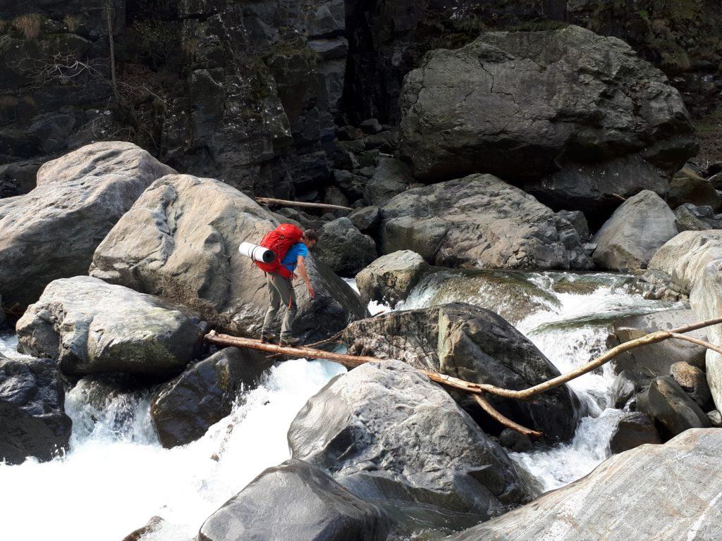 il guado sul Rio Valgrande, attrezzato con due tronchi vicini, invero abbastanza stabili