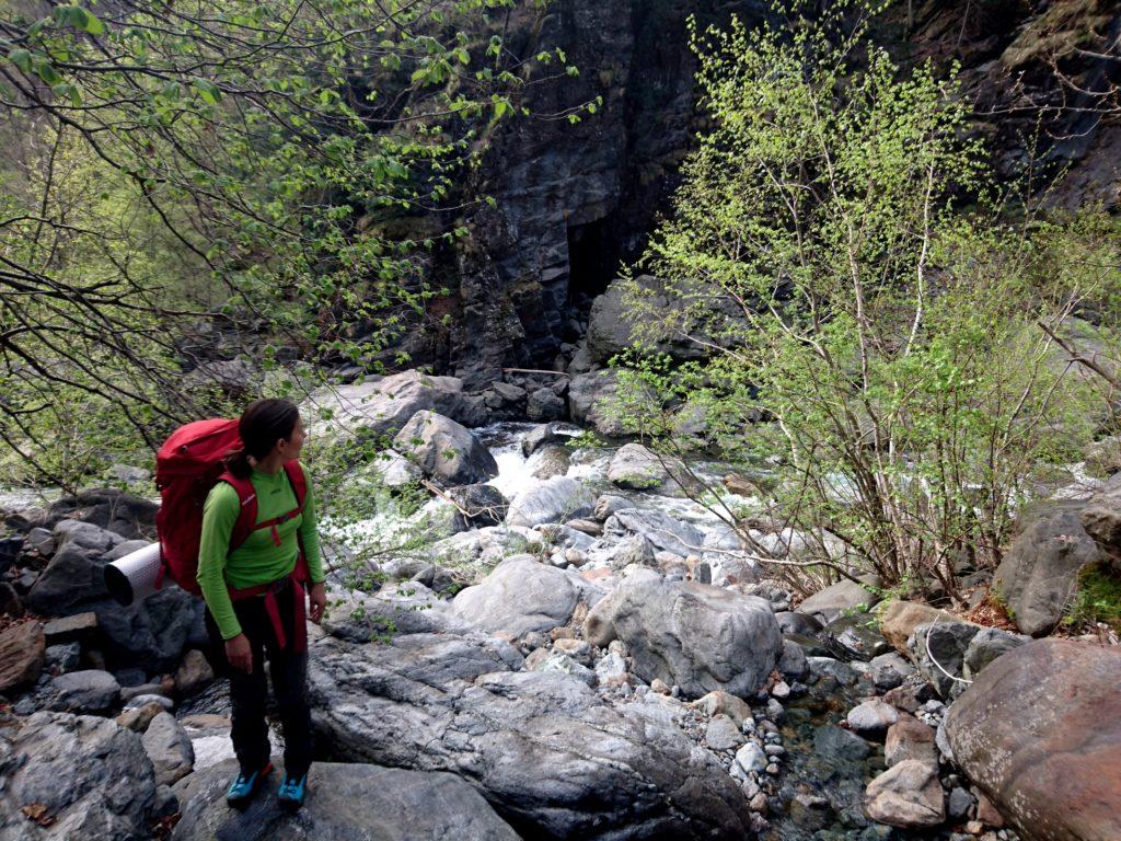 passato il Rio Valgrande si sale proprio di fronte all'Arca, seguendo il letto di un affluente