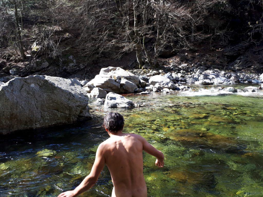 arriviamo finalmente al guado del Rio Fiorina: bisogna entrare in acqua fino alla vita, ma prima di traspostare gli zaini facciamo una prova senza!