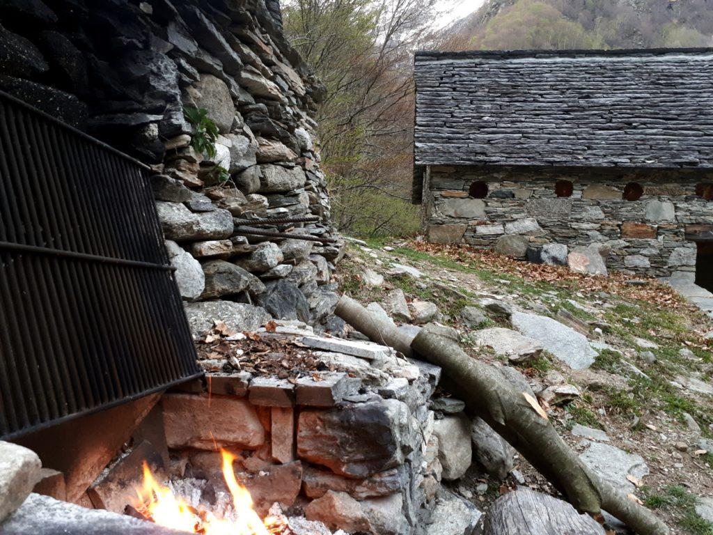 due escursionisti tedeschi (gli unici ospiti oltre a noi) hanno già acceso il fuoco all&#039;esterno