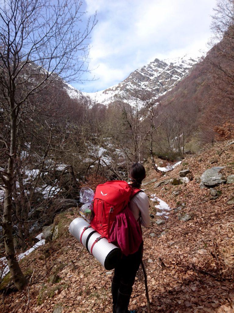 si intravede la sella de La Colma... purtroppo c'è ancora tanta, troppa neve