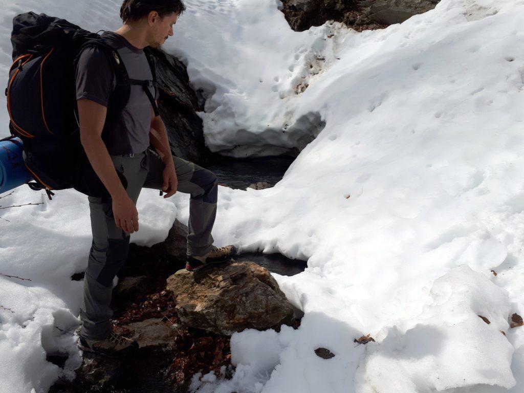 ultimo guado sulla neve pappa, che sciogliendosi scopre il torrente sottostante