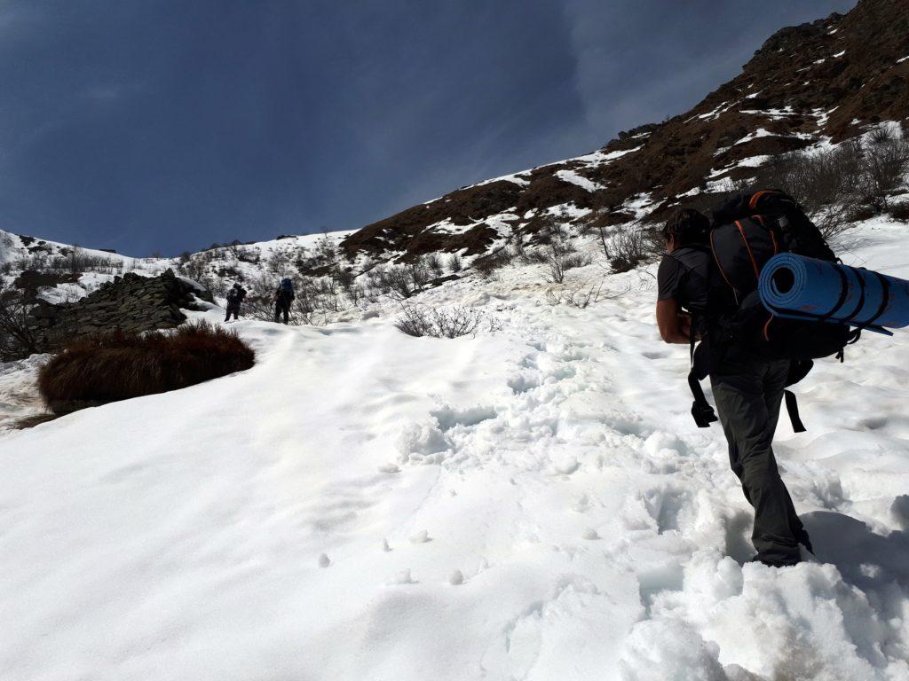 procediamo faticosamente: la neve è bagnatissima, si sprofonda fino al ginocchio ad ogni passo, e lo zaino pesante non aiuta