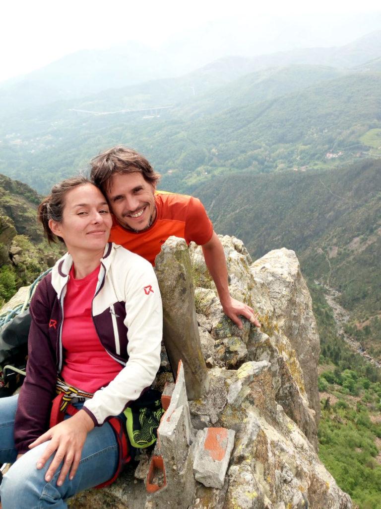 foto con la Madonnina decapitata, in vetta