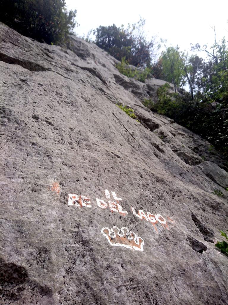 La scritta che segna l'attacco della via. Trovate le coordinate GPS nell'articolo