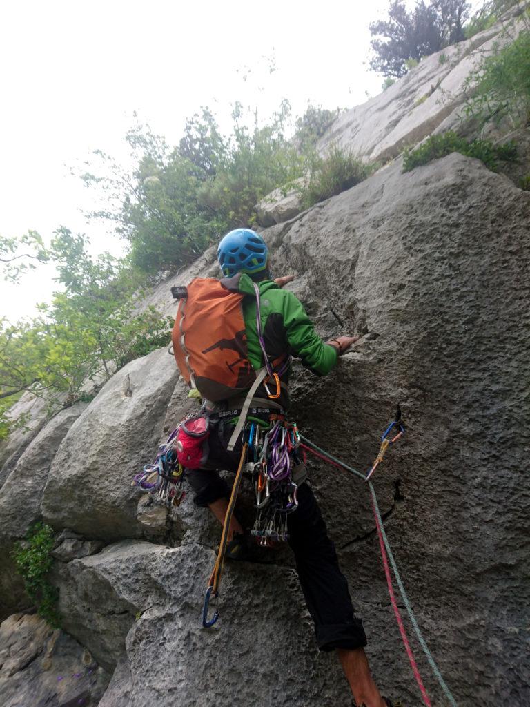 Paolo in uscita dallo strapiombino iniziale del quarto tiro, per fortuna ben protetto e ben manigliato