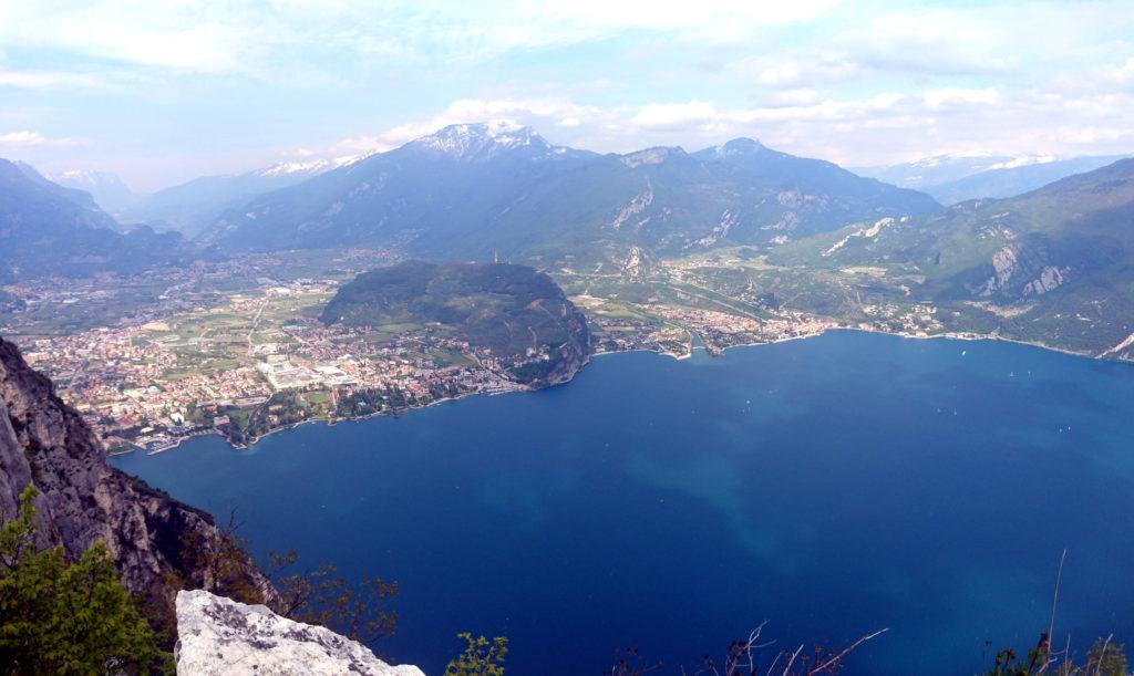 La strepitosa vista del Garda risalendo verso cima Capi