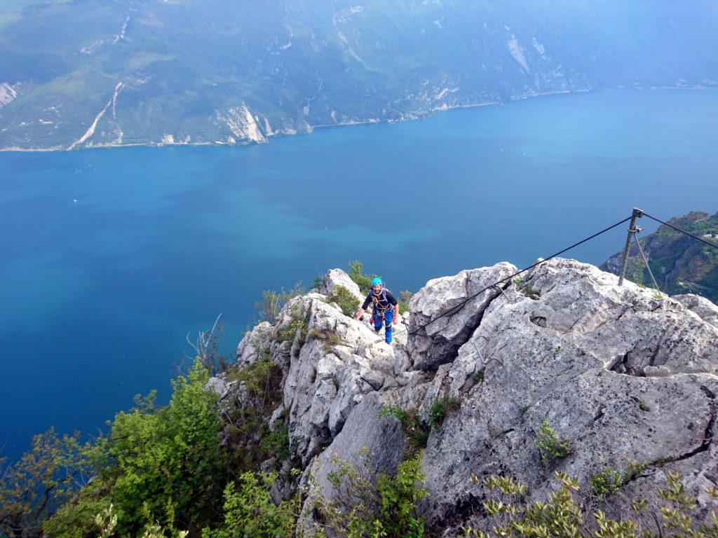 Il Niggah lungo la panoramica ferrata che conduce sulla cima Capi