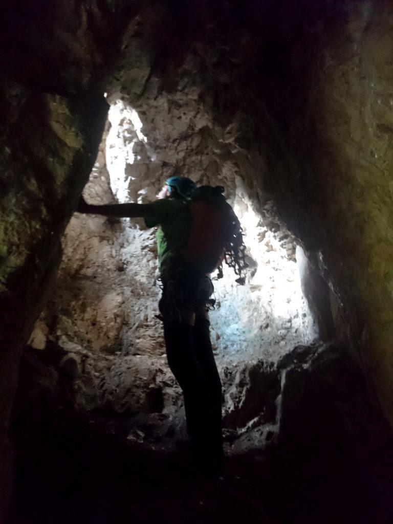 Paolino in esplorazione di una delle numerose grotte e costruzioni di guerra