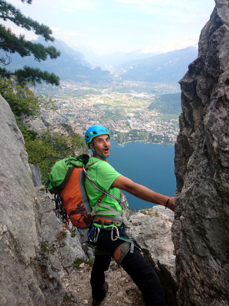 Paolino fa la faccia da picio con Riva del Garda sullo sfondo