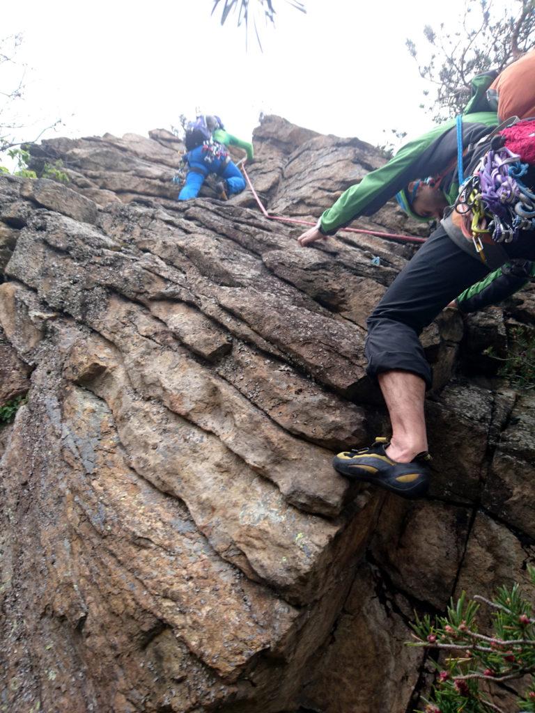 il settimo e ultimo tiro parte con un boulderino e prosegue per placche fino in vetta