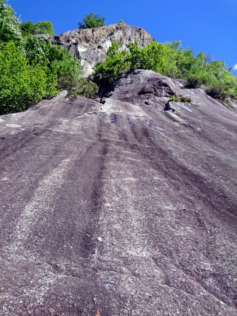 Questa è la seconda parte del primo tiro di Stomaco Peloso. La placca da qui in avanti è un po' più facile e lavorata