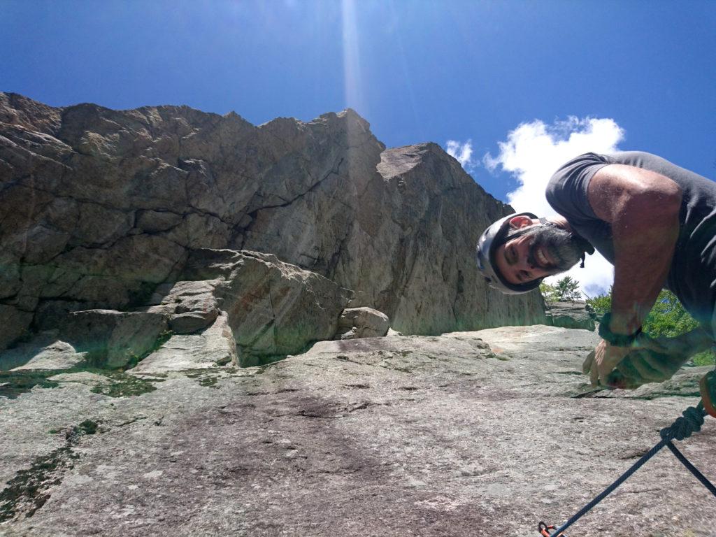 Samu in sosta sotto l&#039;imponente tetto del tempio dell&#039;Eden