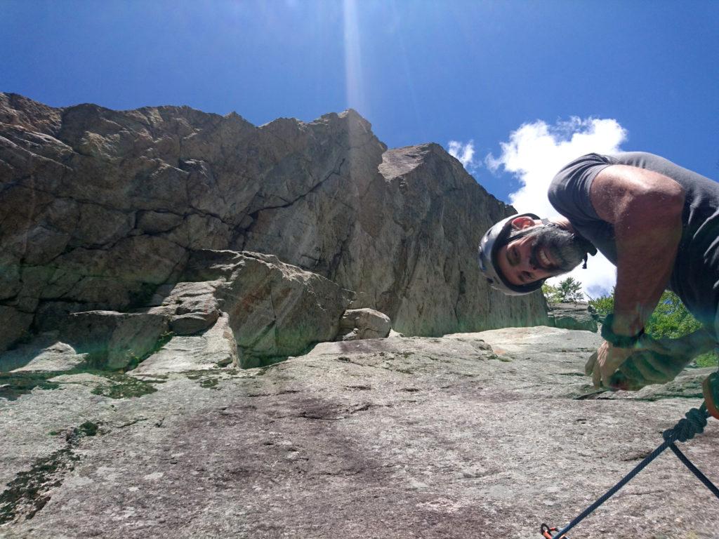 Samu in sosta sotto l'imponente tetto del tempio dell'Eden