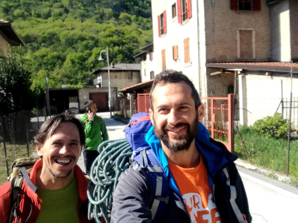 Selfie lungo le strade di Biacesa, alla ricerca del sentiero di partenza