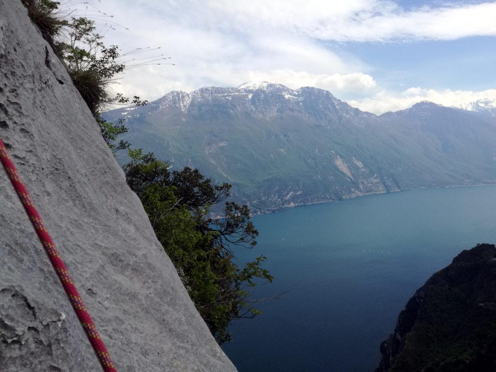 la nostra cresta e lo splendido panorama del lago di Garda sotto di noi