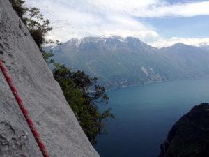 la nostra cresta e lo splendido panorama del lago di Garda sotto di noi