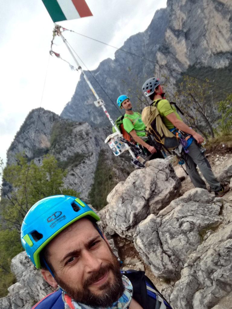 Altro selfie di bellezza discutibile sulla cima Capi. Ma almeno ci siamo tutti e tre ;)