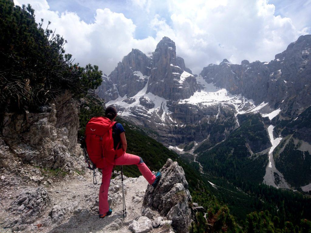 Lungo il sentiero di avvicinamento, appena si esce dal bosco, appare lo spallone del Crozzon che nasconde il Neri