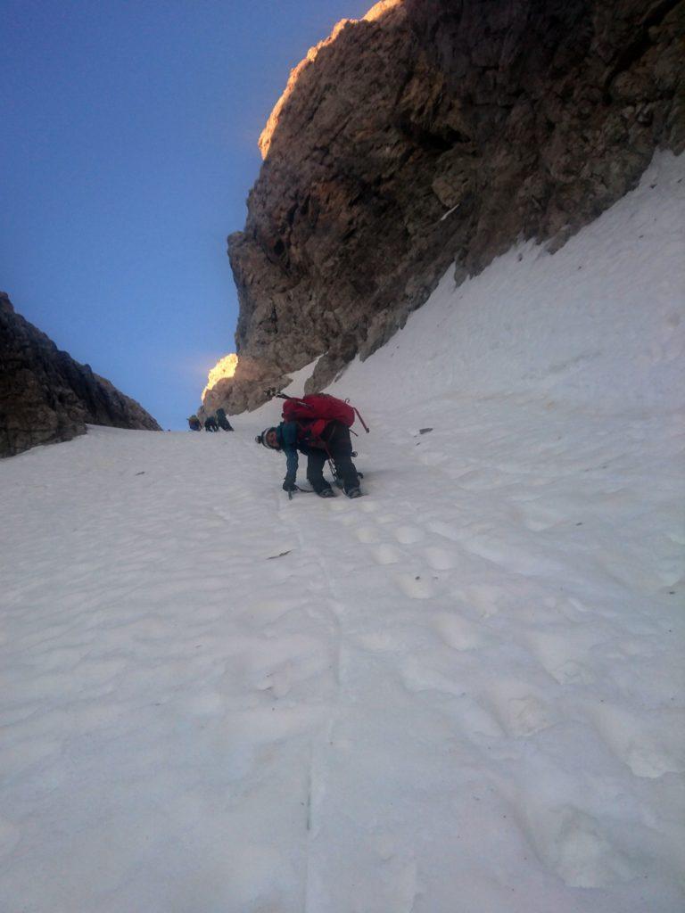 Ultimo terzo del canale. Qui la neve sarà più duretta e la pendenza sempre tra i 45 e i 50.