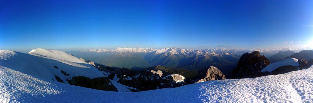 Panorama in direzione del gruppo dell'Adamello e della Presanella. Per ora non c'è una nuvola!