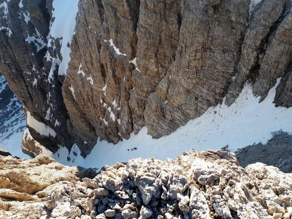 Guardando in basso dalla vetta vediamo un'altra cordata alle prese con gli ultimi 200mt del canale