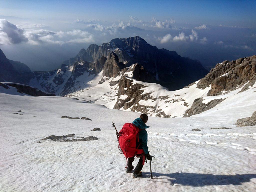 Si scende dalla via normale che è ancora quasi del tutto ricoperta di neve a parte alcuni salti rocciosi