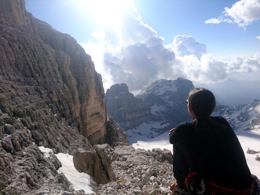 Erica in attesa del suo turno di calata si gode lo splendido paesaggio