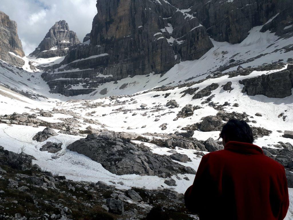 Arrivati nel fondo valle ci sembra chiaro come procedere. Possiamo tornare al rifugio per la cena