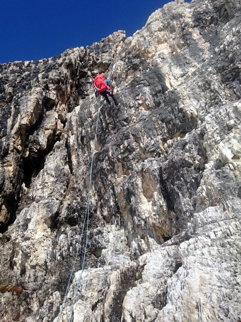 La calata che permette di scendere oltre il salto roccioso della via normale alla Tosa