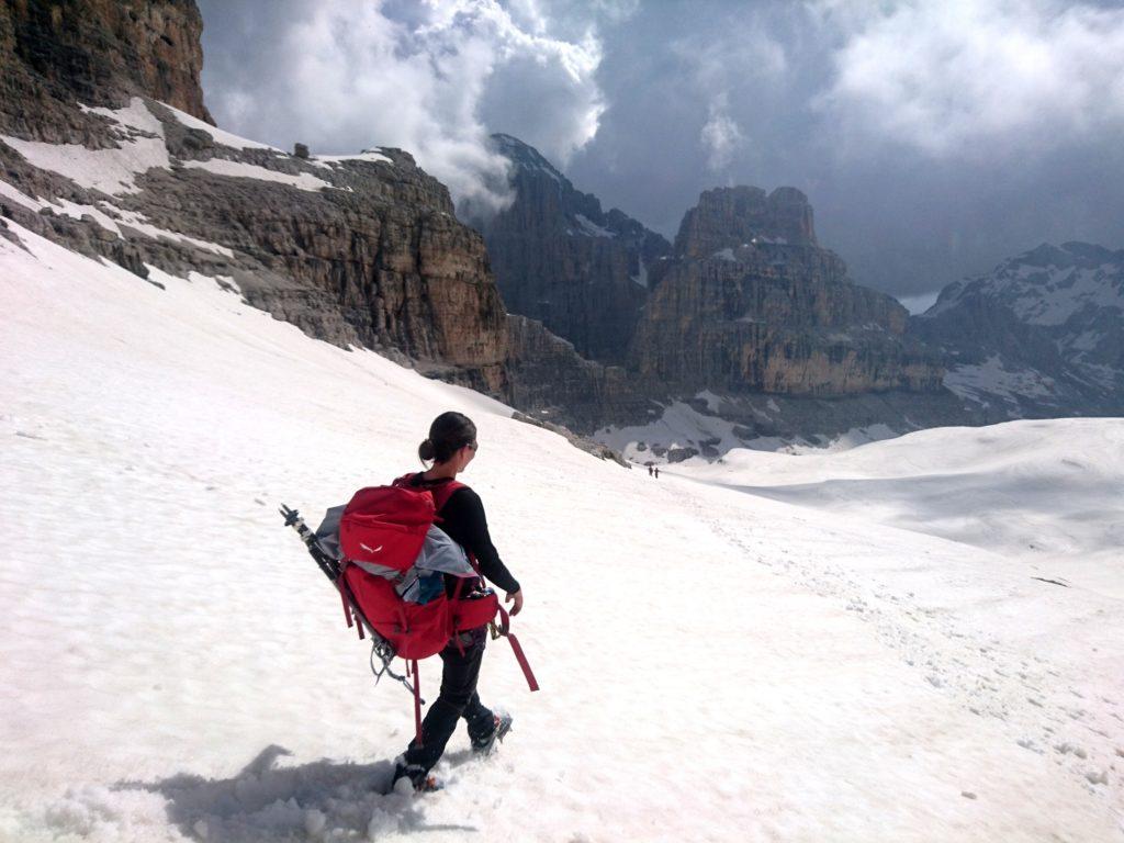 e dopo le calate, via di nuovo per pendii nevosi fino ad aggirare la Cima Margherita sullo sfondo