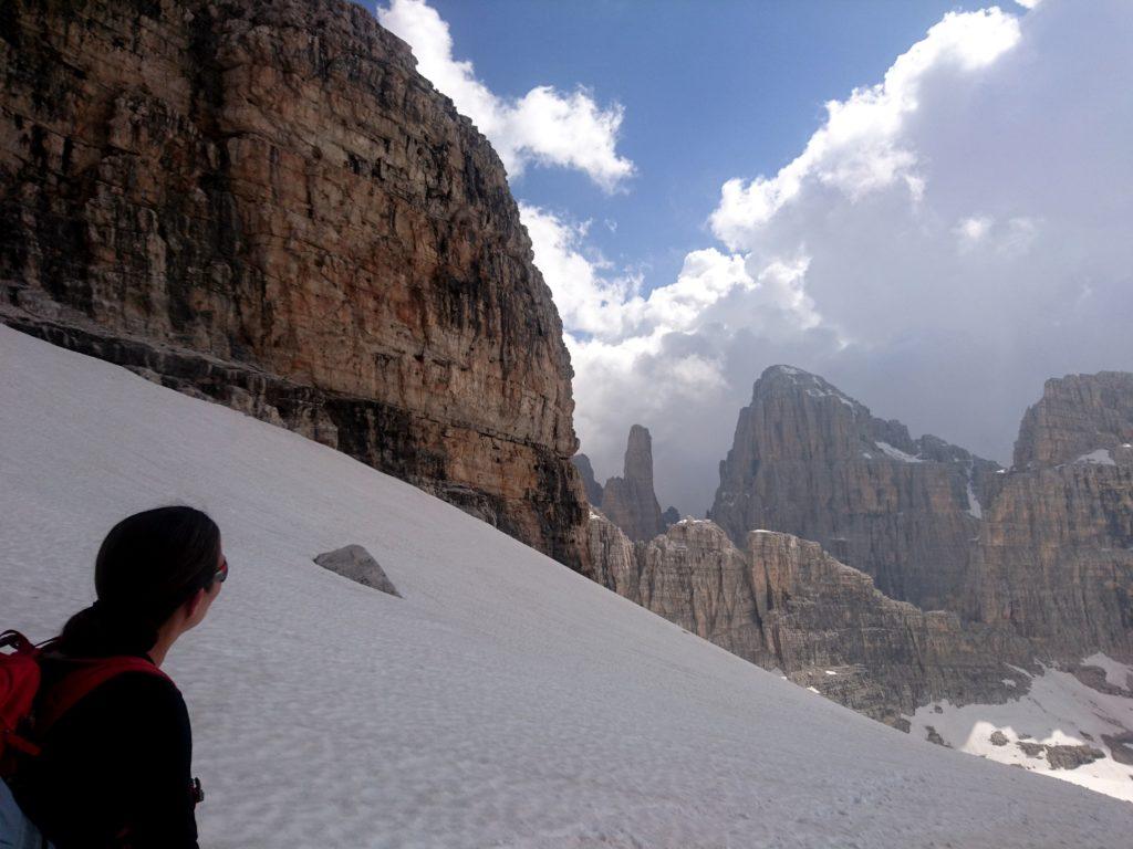 Dopo un po' sullo sfondo spuntano il Campanile Basso e la Brenta Alta in tutta la loro magnificenza