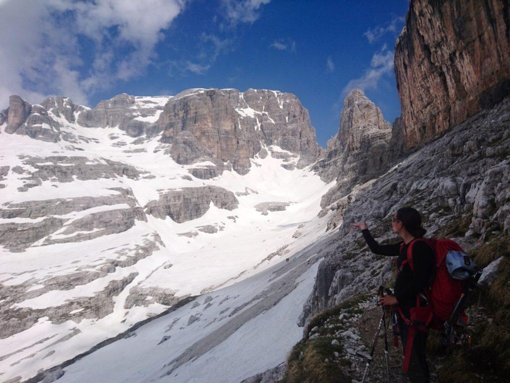 Vista d'insieme del gruppo della Tosa prima di girare l'angolo che conduce al rifugio Pedrotti