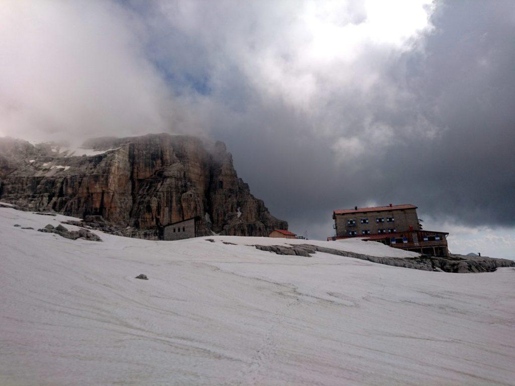 Entro breve ecco spuntare il Pedrotti ancora piuttosto innevato