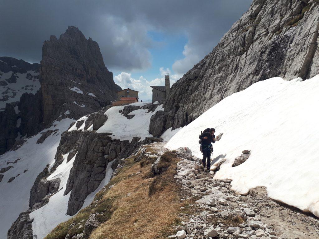 lungo la cengia che dal Pedrotti porta in Bocca di Brenta