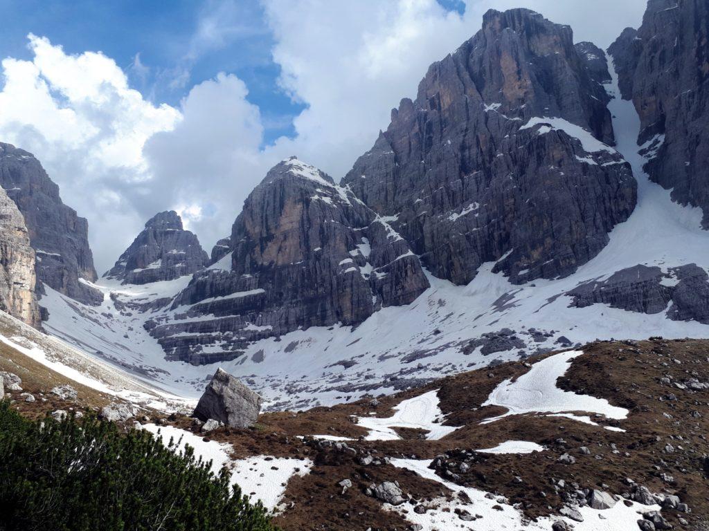 Ma prima, una foto del grande masso in corrispondenza del quale parte la traccia di avvicinamento