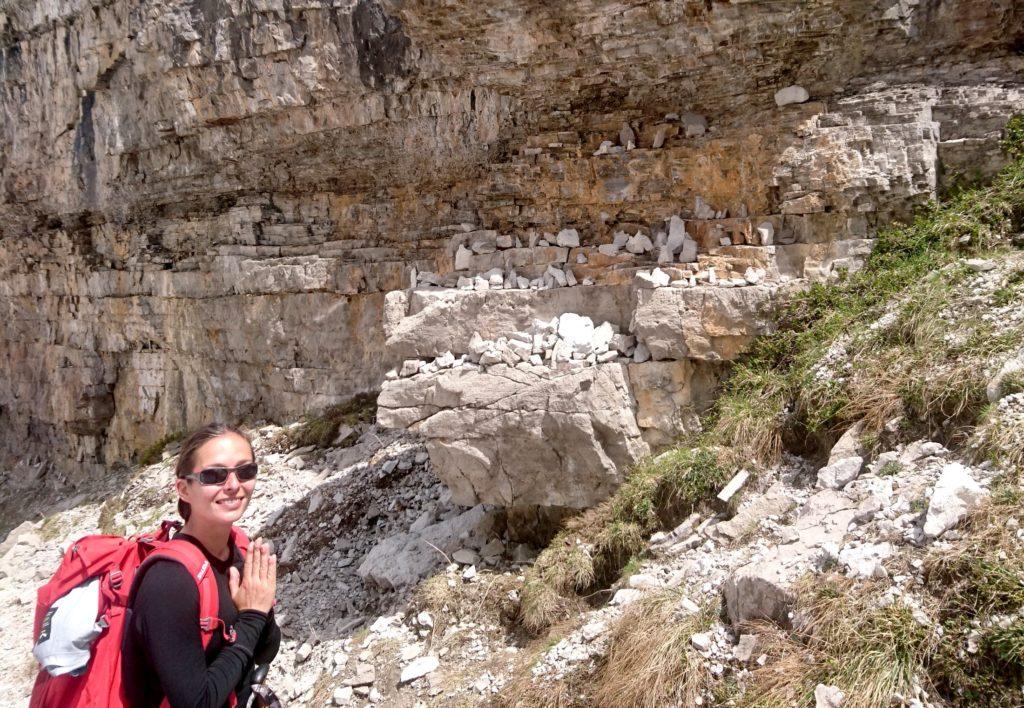 Lungo il sentiero che riporta al Brentei ci sono questi massi che sembrano degli altari pieni di rocce lasciate dai turisti