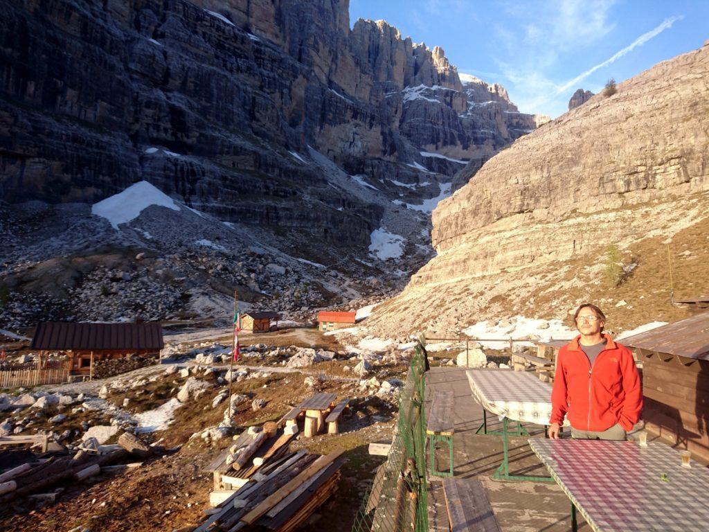 L'ultimo piacevole sole di giornata sul terrazzo del Brentei