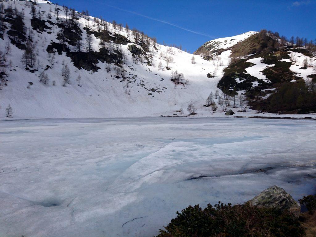 il lago di Ragozza, in pieno disgelo