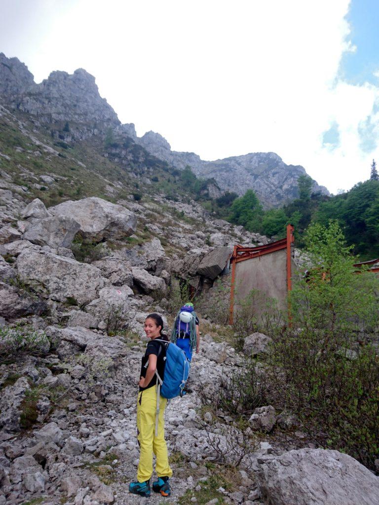 Siamo arrivati al margine della pietraia: a destra si nota il casotto del vecchio impianto diroccato