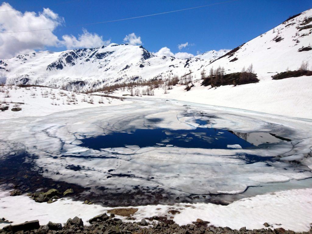 il bel laghetto alpino proprio sotto il Passo di Monscera