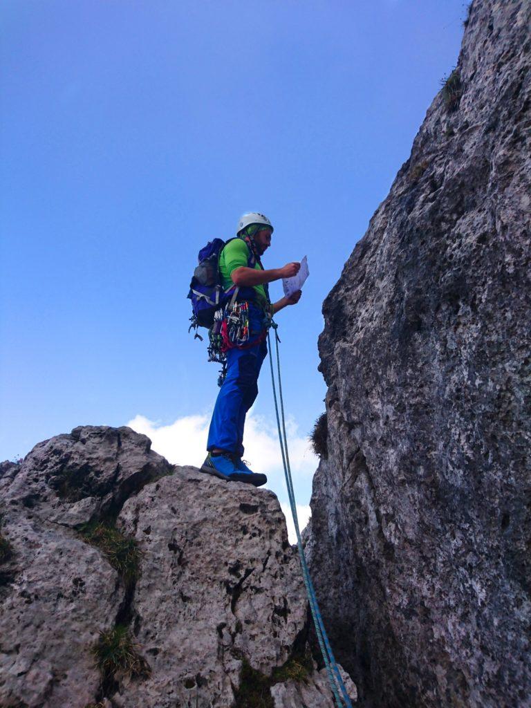 Stefano, colto da qualche perplessità, rilegge la relazione della via... anche se sembra stia declamando la lista della spesa!