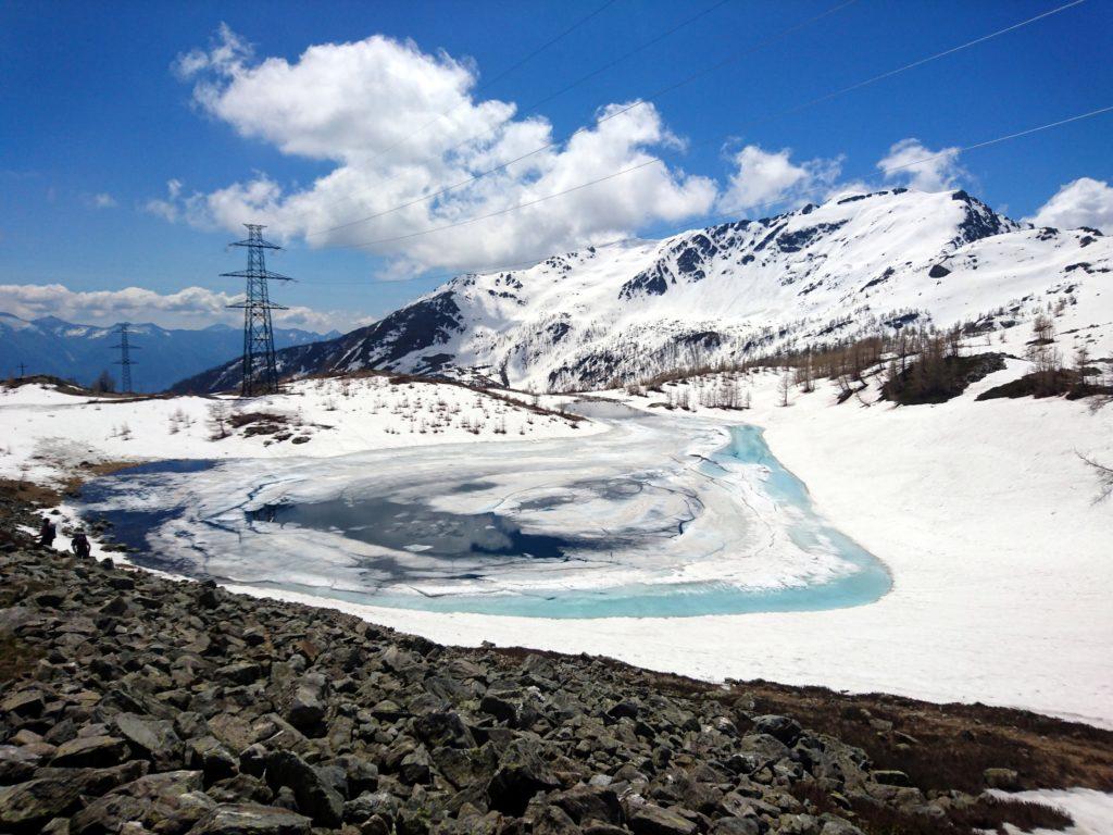 il bel laghetto alpino proprio sotto il Passo di Monscera