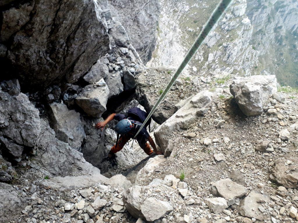 il masso incastrato sotto il quale bisogna passare nel IV tiro (occhio anche agli sfasciumi, soprattutto se ci sono cordate sotto di voi)