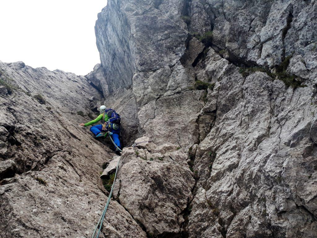 il diedro del quinto tiro: non sappiamo se da qui passi la via ufficiale, ma ci piaceva e l&#039;abbiamo scalato!