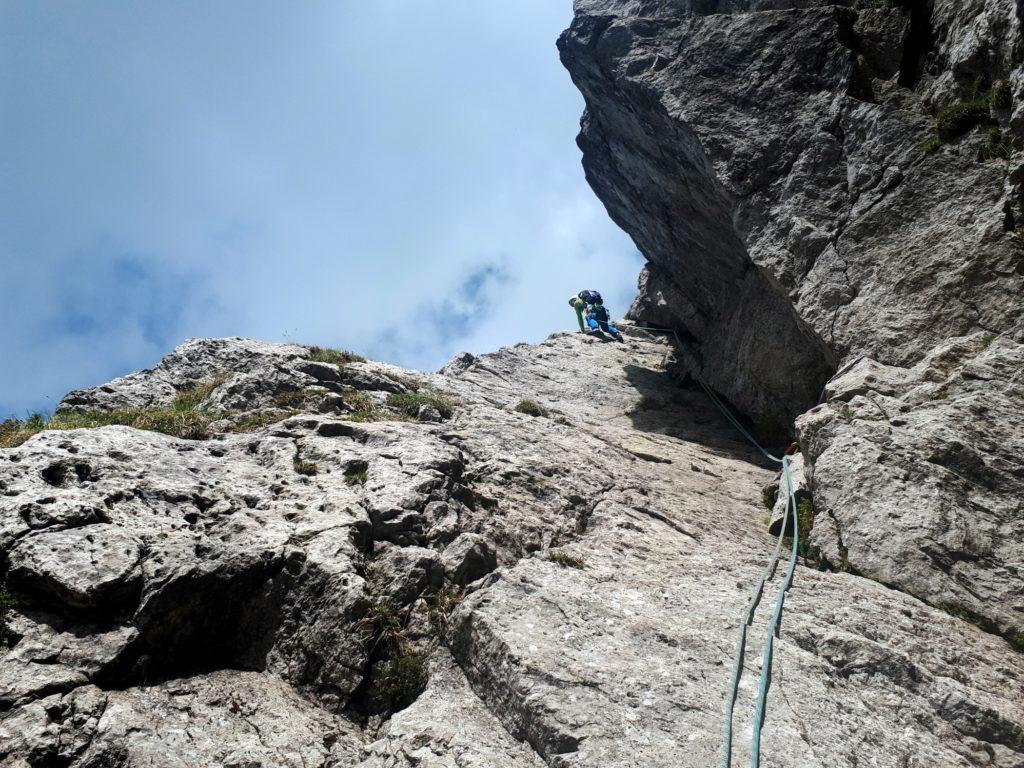 sbucati in cresta, dopo pochi metri si trova la sosta