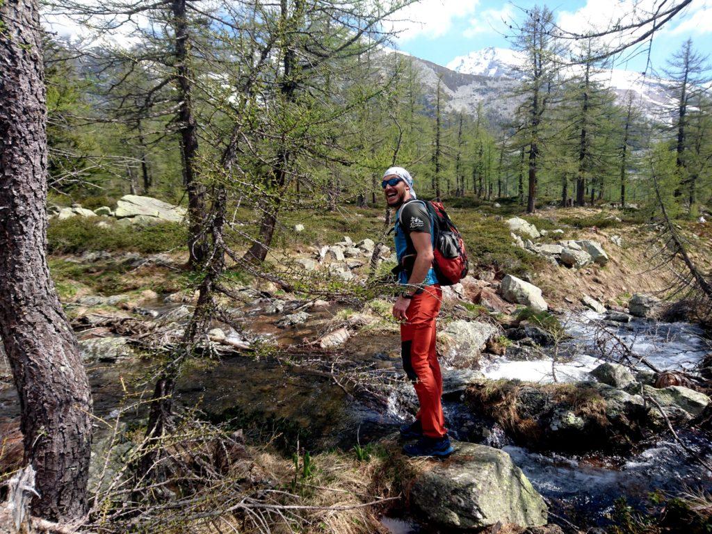 la stradina campestre presto si tramuta in sentiero, attraversando boschetti e zone umide con molti ruscelletti