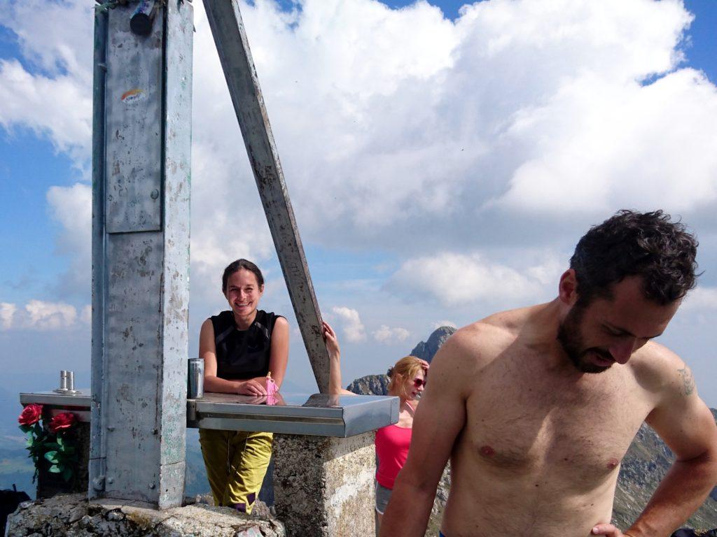 la cima Croce: nel portacero dell'altare troviamo una principessa di plastica... bah!