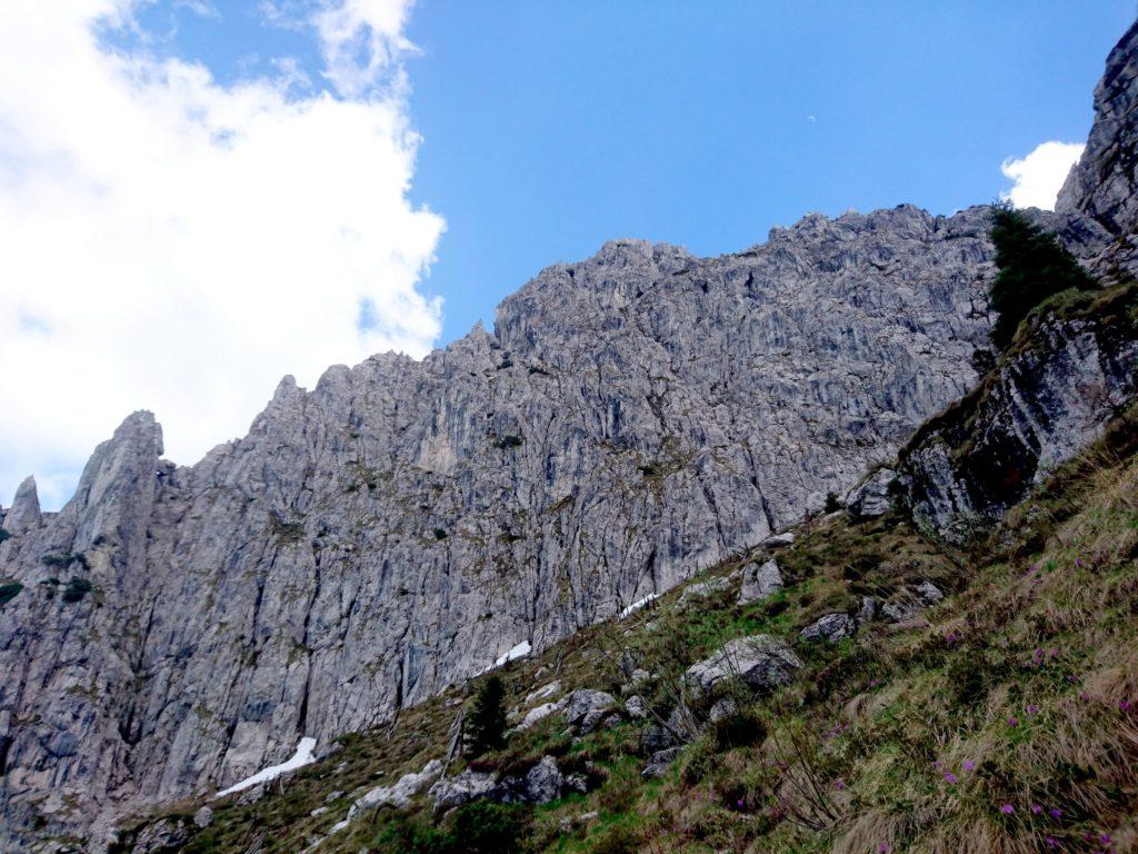 la bella bastionata della Cima Croce vista dal sentiero di discesa